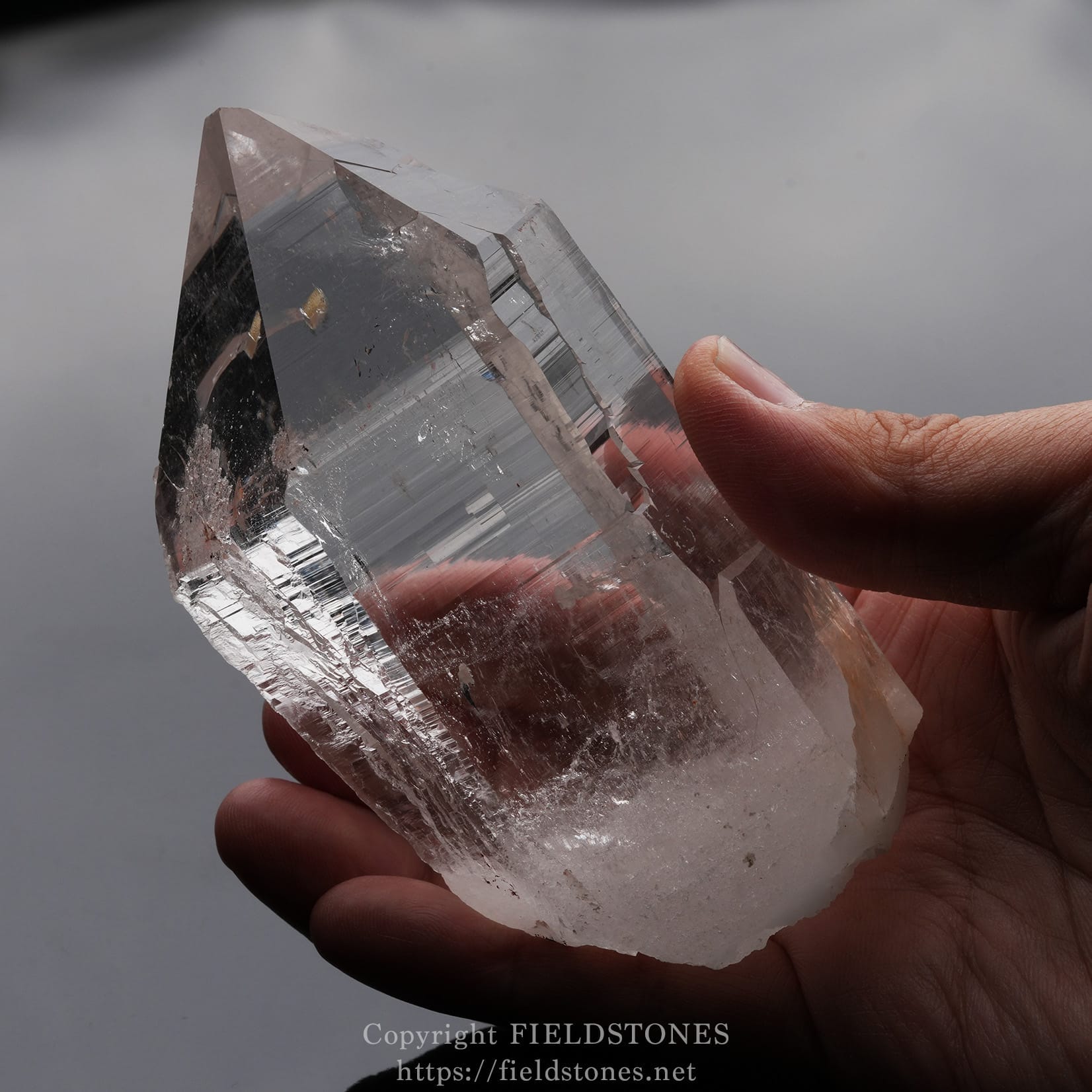 別の鉱物が突入！？ヒマラヤマニハール水晶ポイント・インド産